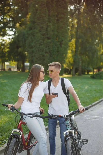 Пара їздити на велосипедах в літньому лісі — стокове фото
