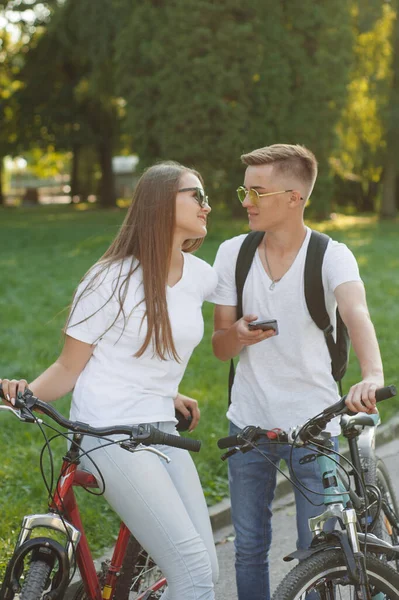 Couple riding bikes in summer forest — Stock Photo, Image