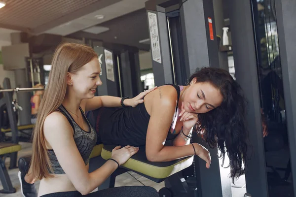 Treinamento de meninas de esportes em um ginásio matutino — Fotografia de Stock