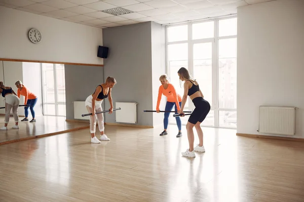 Девушки тренируются в спортзале в спортивной форме — стоковое фото