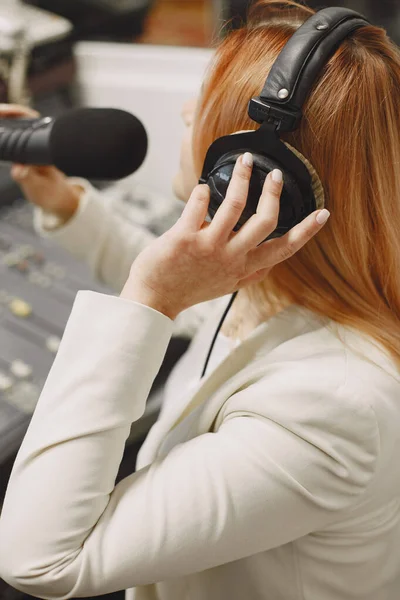 Host radio che parla attraverso un microfono — Foto Stock