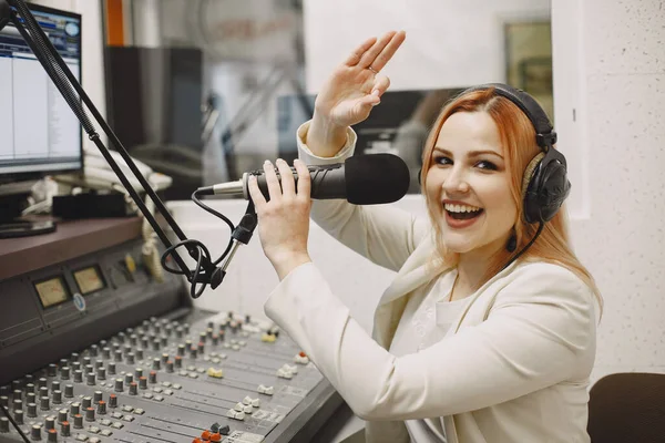 Prowadzący radio mówi przez mikrofon — Zdjęcie stockowe