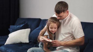 Babalar Günü 'nde babamı tebrik eden küçük kız.