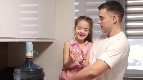 Pria memegang putri di tangan berdiri di dapur — Stok Video