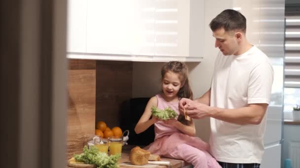 Padre e hija preparando sándwiches en el Día del Padre — Vídeos de Stock