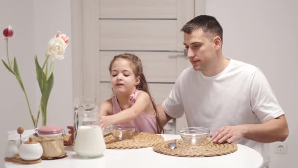 Cheerful little daughter and dad having breakfast — Stock Video