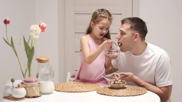 Χαρούμενη κορούλα και μπαμπάς να τρώνε πρωινό — Αρχείο Βίντεο