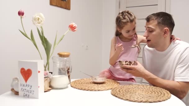 Veselá dceruška a tatínek snídají — Stock video
