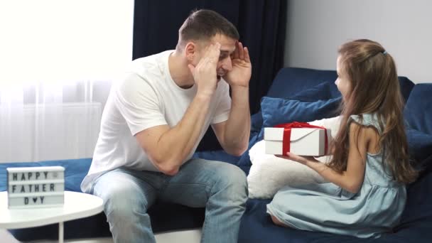 Niña felicitando a papá con el día de los Padres — Vídeo de stock