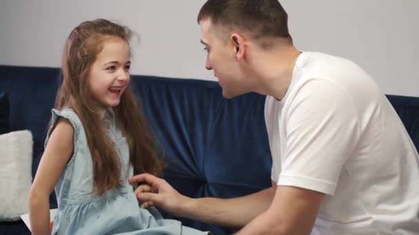 Lille pige lykønsker far med Fars dag – Stock-video