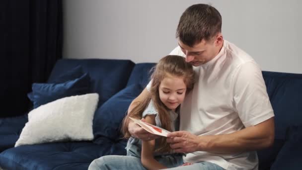 Liten flicka gratulerar pappa med Fäder dag — Stockvideo