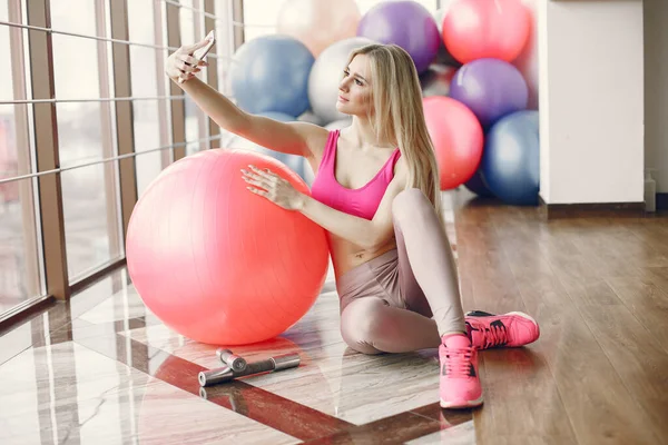 Dívka vlak v tělocvičně ve sportovní uniformě — Stock fotografie