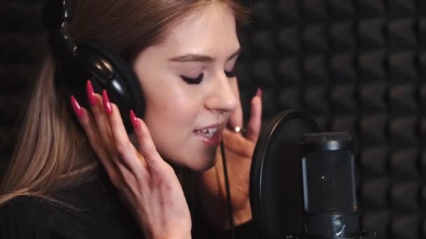Cantante femminile che registra una canzone in studio di musica — Video Stock