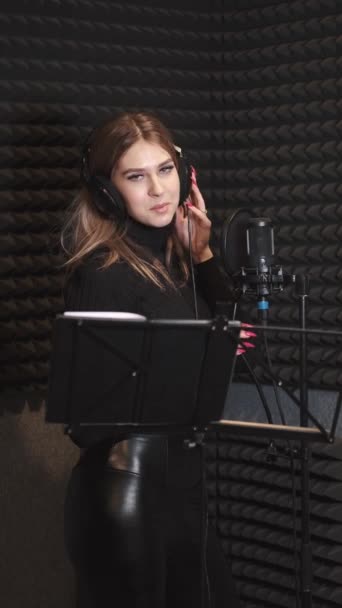 Cantante femenina grabando una canción en un estudio de música — Vídeos de Stock