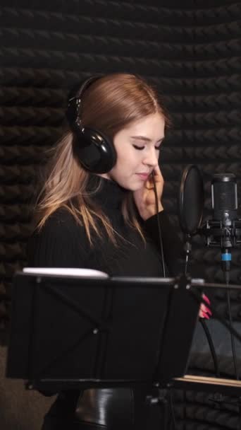 Cantante femenina grabando una canción en un estudio de música — Vídeos de Stock