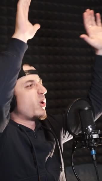 Der junge Mann singt im Tonstudio — Stockvideo