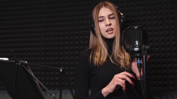 Chanteuse enregistrant une chanson en studio de musique — Video