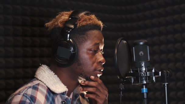 O jovem cantando em estúdio de gravação — Vídeo de Stock