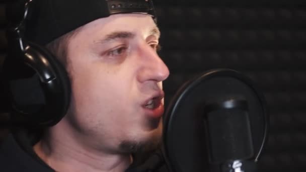 Der junge Mann singt im Tonstudio — Stockvideo