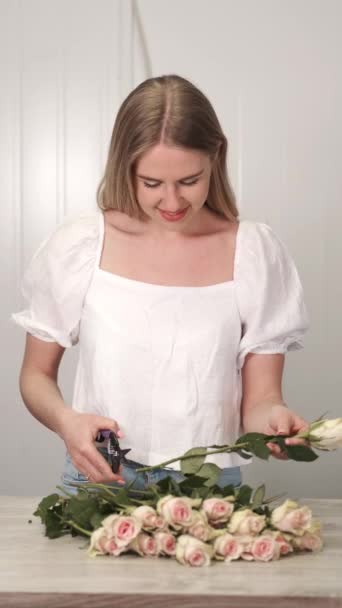 Mulher ctting e classificando rosas na loja de flores — Vídeo de Stock