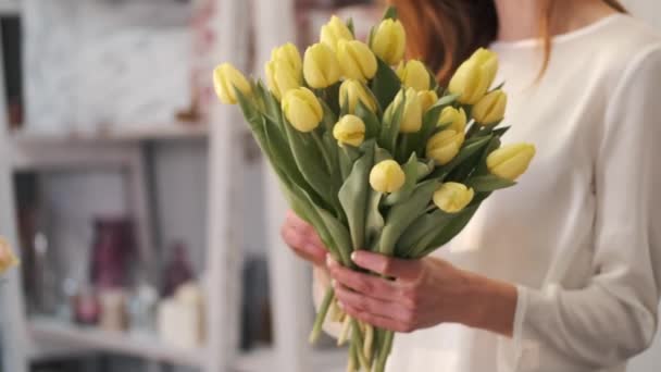 Kobieta co kwiat skład bukiet tulipanów — Wideo stockowe