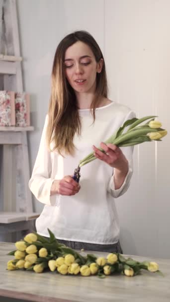 Žena dělat květinové složení kytice tulipánů — Stock video