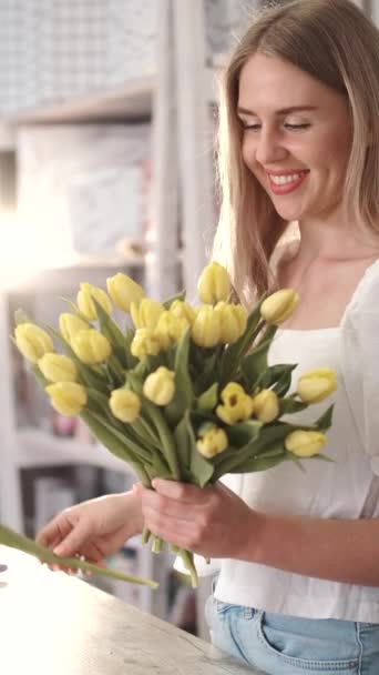 Γυναίκα κάνοντας λουλούδι σύνθεση μπουκέτο τουλίπες — Αρχείο Βίντεο