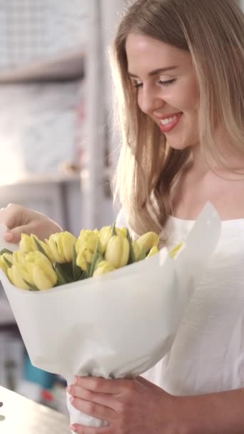 Kobieta co kwiat skład bukiet tulipanów — Wideo stockowe