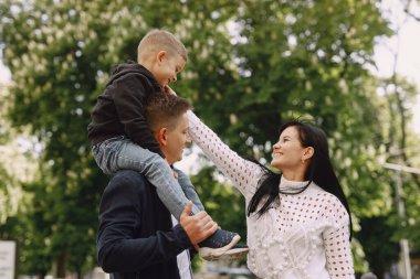 Yaz parkında oynayan sevimli bir aile.