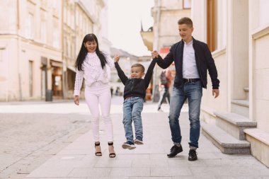 Yaz şehrinde oynayan sevimli bir aile.