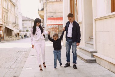 Yaz şehrinde oynayan sevimli bir aile.