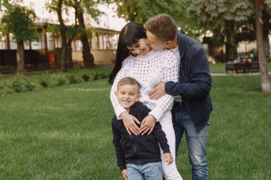 Yaz parkında oynayan sevimli bir aile.