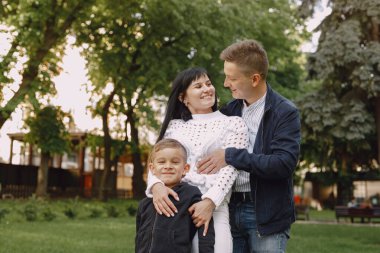 Yaz parkında oynayan sevimli bir aile.