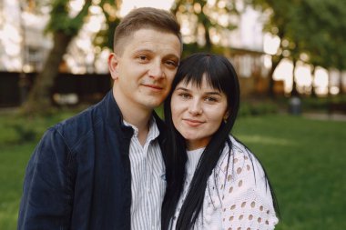 Güzel bir çift yaz parkında vakit geçirir.