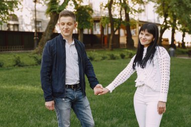 Güzel bir çift yaz parkında vakit geçirir.