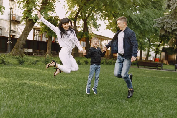 Roztomilá rodina hraje v letním parku — Stock fotografie