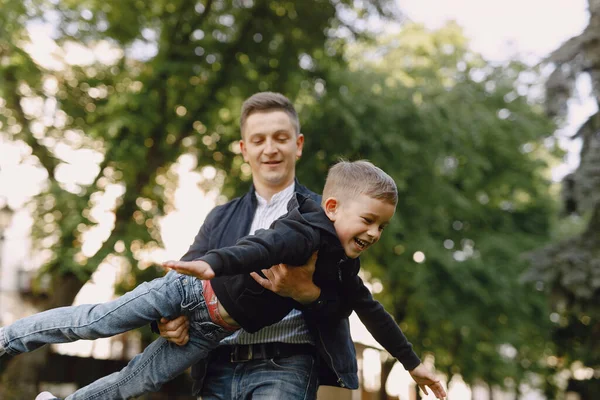 Linda familia jugando en un parque de verano —  Fotos de Stock