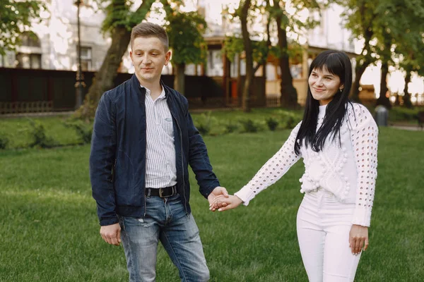 Belo casal passar o tempo em um parque de verão — Fotografia de Stock