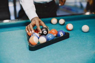 Kulüpte bilardo oynayan adam.