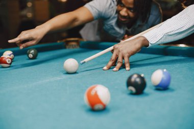Kulüpte bilardo oynayan adamlar.