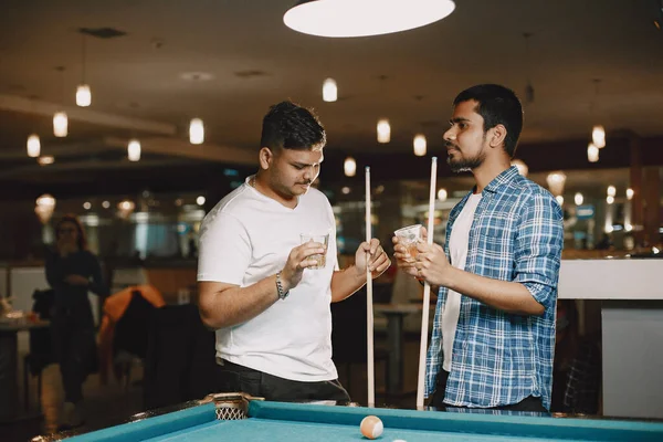 Men drink alcohol at pool table — Stock Photo, Image