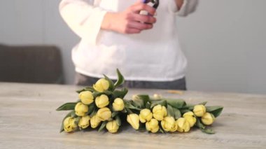 Çiçek kompozisyonu yapan bir kadın lale buketi