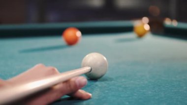Kulüpte yakın planda bilardo oynayan genç adam.