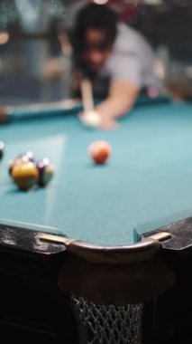Bilardo salonunda genç siyahi bir erkek vuruldu.