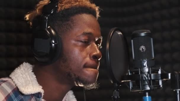 Den unga killen sjunger i inspelningsstudio — Stockvideo