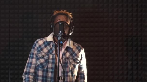 A fiatal srác énekel a stúdióban — Stock videók