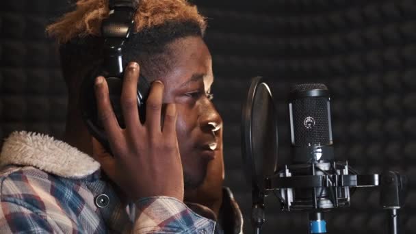 Ten mladík zpívající v nahrávacím studiu — Stock video