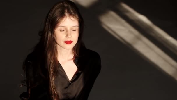 Woman with red lipstick posing in sunlight isolated — Video