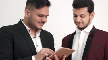 Resmi kostümlü iki adam izole edilmiş bir şeyi tartışıyor.