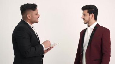 Resmi kostümlü iki adam izole edilmiş bir şeyi tartışıyor.